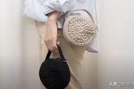 新手也能钩出漂亮包包，迷你枣花圆饼包教程，手拎或斜挎时尚大方图片