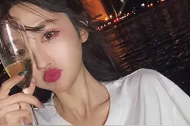 重庆某高校多名女生醉酒，躺在地上形象全无，网友指责其伤风败俗图片