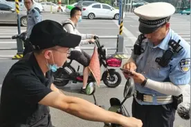 “你为什么不戴头盔？”大爷反问交警，交警：你这样说我也没办法图片