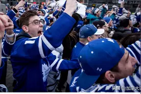 多伦多全城沸腾变蓝！街头被挤爆！陌生人抱作一团狂欢尖叫图片