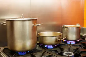 不锈钢锅具发黑变黄，别傻傻用钢丝球刷，教你几招，黑锅变新锅图片