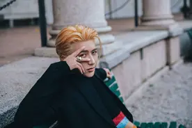 蔡徐坤米兰男友风写真释出 金发造型酷帅有型图片