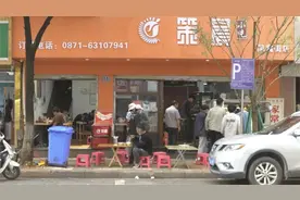 守护一顿饱餐的体面！昆明凤翥街这家暖心小吃店获市民点图片