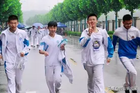 浓浓父爱 温暖中考图片