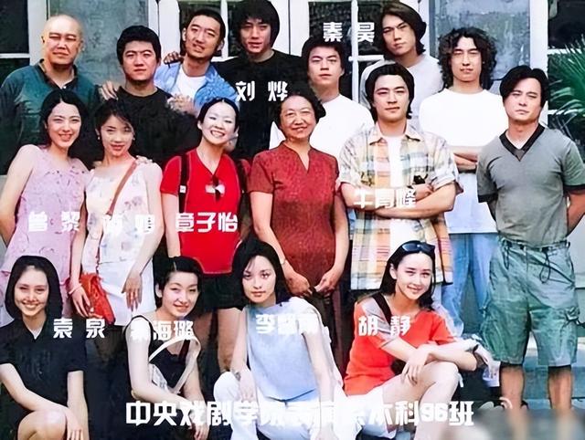 学刀马旦出身，和章子怡梅婷是同学，处女作成禁片，她却拿了影后