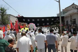 老人去世，参加葬礼吊唁时，磕几个头是对的图片