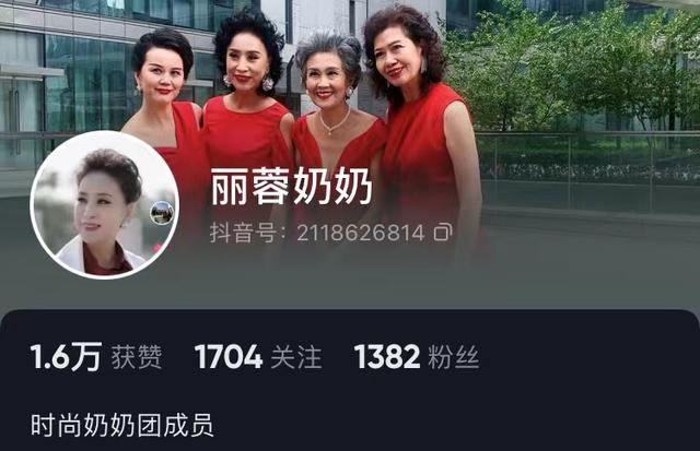 女子穿警服半辈子 60岁后走秀拿奖