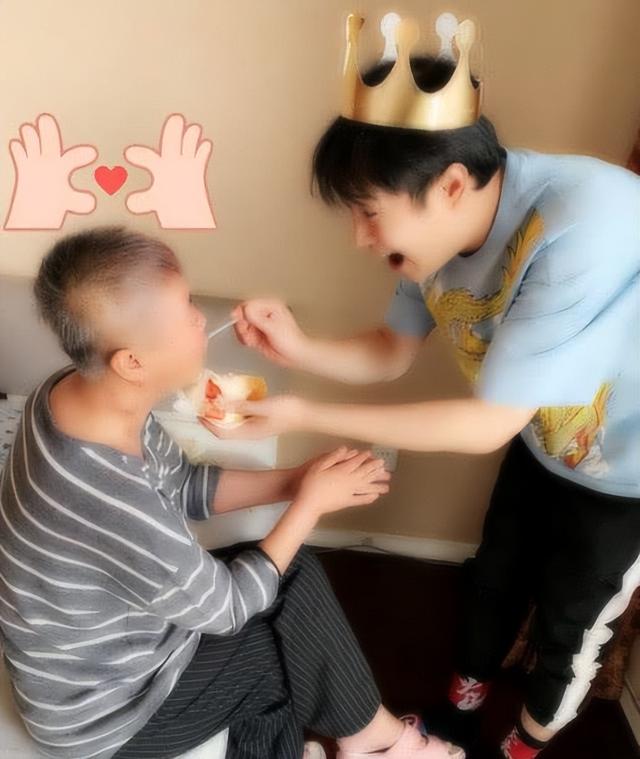坎坷的小沈阳：与赵本山情同父子，走红后怎样对待结发妻？