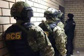 俄军端掉乌间谍窝点，一口气逮捕20多人，缴获大批武器弹药图片