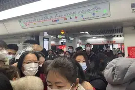 人从众！地铁挤得关不上门，部分站点出站无需扫码，网友直呼全杭州的人都去看烟花了？图片