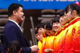 人红是非多！李梦“挽裤门”再惹争议，球迷观点孰对孰错？图片