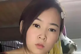 河南一女子带男朋友回宿舍玩，室友故意换上吊带裙：互相伤害！图片