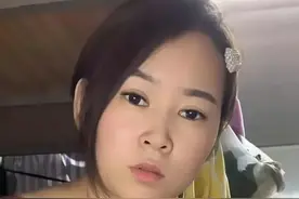 河南一女子带男朋友回宿舍玩，室友故意换上吊带裙：互相伤害！图片