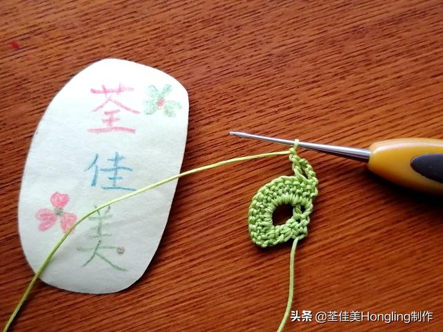 远方喜欢在银杏树下漫步的人,为你钩织了两片银杏叶哟