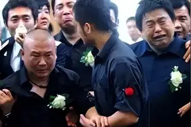 侯耀文去世16年，说要帮他照顾女儿的郭德纲，履行承诺了吗？图片