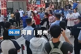 男生高考结束后连续两个空翻冲出考场，众家长集体欢呼，目击者回应：他结束考试很激动，被他的高兴感染到了图片