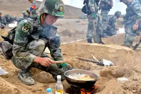 军队野外做饭时，冒烟暴露位置怎么办？我军挖“无烟灶”解决问题图片