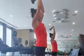 51岁瞿颖久违回国！拼命健身重返荧幕捞金，皮肤黝黑肌肉很结实图片