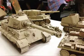 风靡朋友圈的瓦楞纸板机器人，安排起来图片