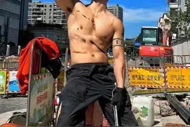 凭借身材火出圈，这个糙汉“肌肉水电工”的信息被扒到啦~图片