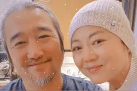 王茜华暴瘦眼睛红肿！紧搂老公娇羞似少女，大秀恩爱力破婚变传闻图片
