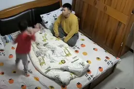 河北一孩子大半夜在床上蹦迪，爸爸哄睡没用，硬核姐姐一招制服图片