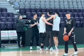 今晚，辽宁男篮VS江苏男篮，赛前场面太温馨，引发球迷极大担忧图片
