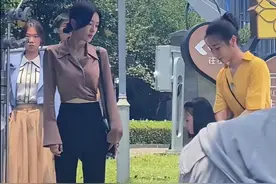 43岁的秦岚越活越年轻，“纸片腰、直角肩”，30岁的我看完自闭了图片