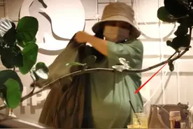 金曲歌后徐佳莹挺大肚聚餐！肚子像球只能侧身坐，手护孕肚走路慢图片