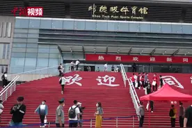 北大新生报到！轮椅女孩王馨瑶圆梦燕园图片