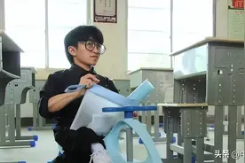 这个男孩的故事很励志！高中校长亲自送他上大学 学校打造专属宿舍、桌椅图片