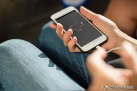 这种不对的充电方式，就算一万块的手机也用不了两年图片