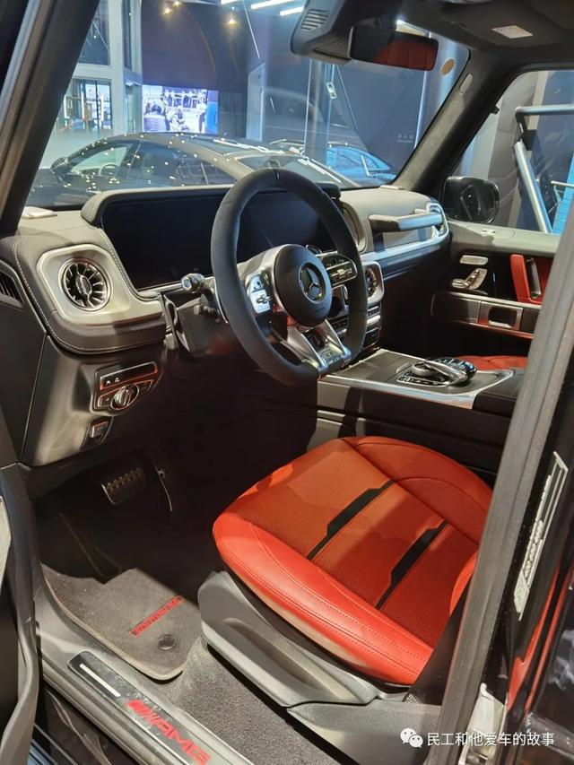 55周年的AMG G55售价要300多万，热辣的红内有点闷骚。