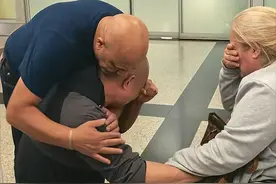 泪目！洋媳妇奇娜父母来华奔丧，杨淙下跪迎接，婆婆鞠躬说对不起图片