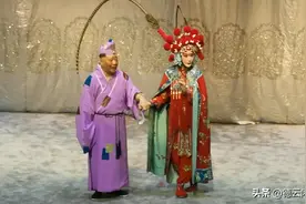 京剧的正确打开方式，台下观众打架，郭德纲台上现挂解围图片