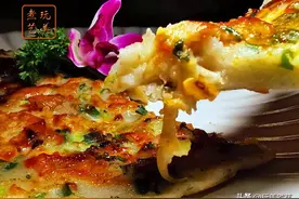 花蛤煎饼要酥脆，一定要加这一味，刷上双味酱料，美味满满图片