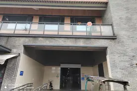 暖心男孩为救小猫被困阳台，蜀黍出手护其平安！图片