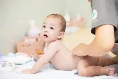小孩脸上鸡皮肤很严重
