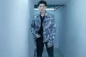 男星踩高跟鞋众相，王一博镶钻高跟，看到华晨宇的我忍不了了图片