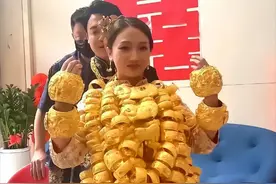 广东肇庆，女子结婚很喜庆，纯金首饰挂满身：是炫富还是别的原因图片