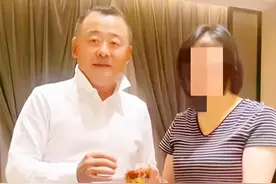 57岁周立波：头发稀疏身体暴瘦，定居美国和浙江富婆妻子低调生活图片