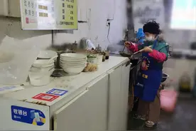 重庆70岁老夫妻坚守小面馆20年，网友：还有什么理由不努力？图片