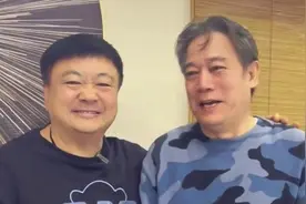 狂飙“赵立冬”和友人聚会，穿百元上衣头发花白，手插兜一脸坏笑图片