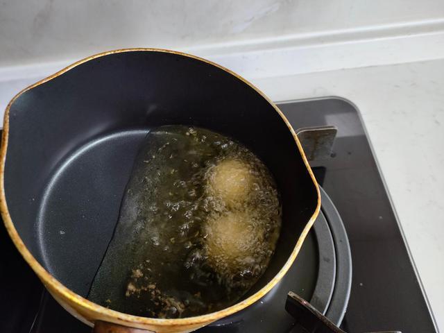 速冻汤圆可以油炸吗？记住2点，个个金黄不炸裂，根本不用扎孔