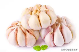 大蒜中倒入2瓶雪碧，酸甜脆爽的美食做好，解腻开胃全家都抢着吃图片