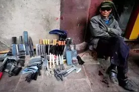 有人专门来农村卖刀，赊账不收钱，留下预言不少，背后有何猫腻？图片