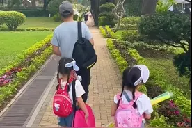 熊黛林带女儿们野营，穿露腰T恤太短了，和富豪老公郭可颂秀恩爱图片