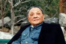 1993年邓小平最后一次游北京，过高速收费站时，女儿对他说：拿钱图片