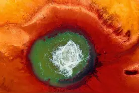 泉深八百似赤瞳，流经后寸草不生，青海的“恶魔之眼”如何形成？图片