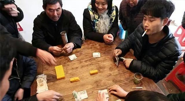21岁男子洗浴强奸42岁阿姨,期间小伙昏迷,阿姨痛哭我才是受害者